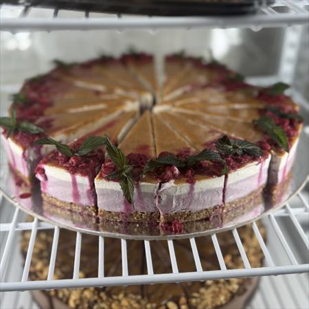 RASPBERRY & STRACCIATELLA CAKE